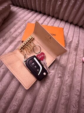 Authentic Louis Vuitton Damier Azur 6 Ring Key Holder. Preloved ✨